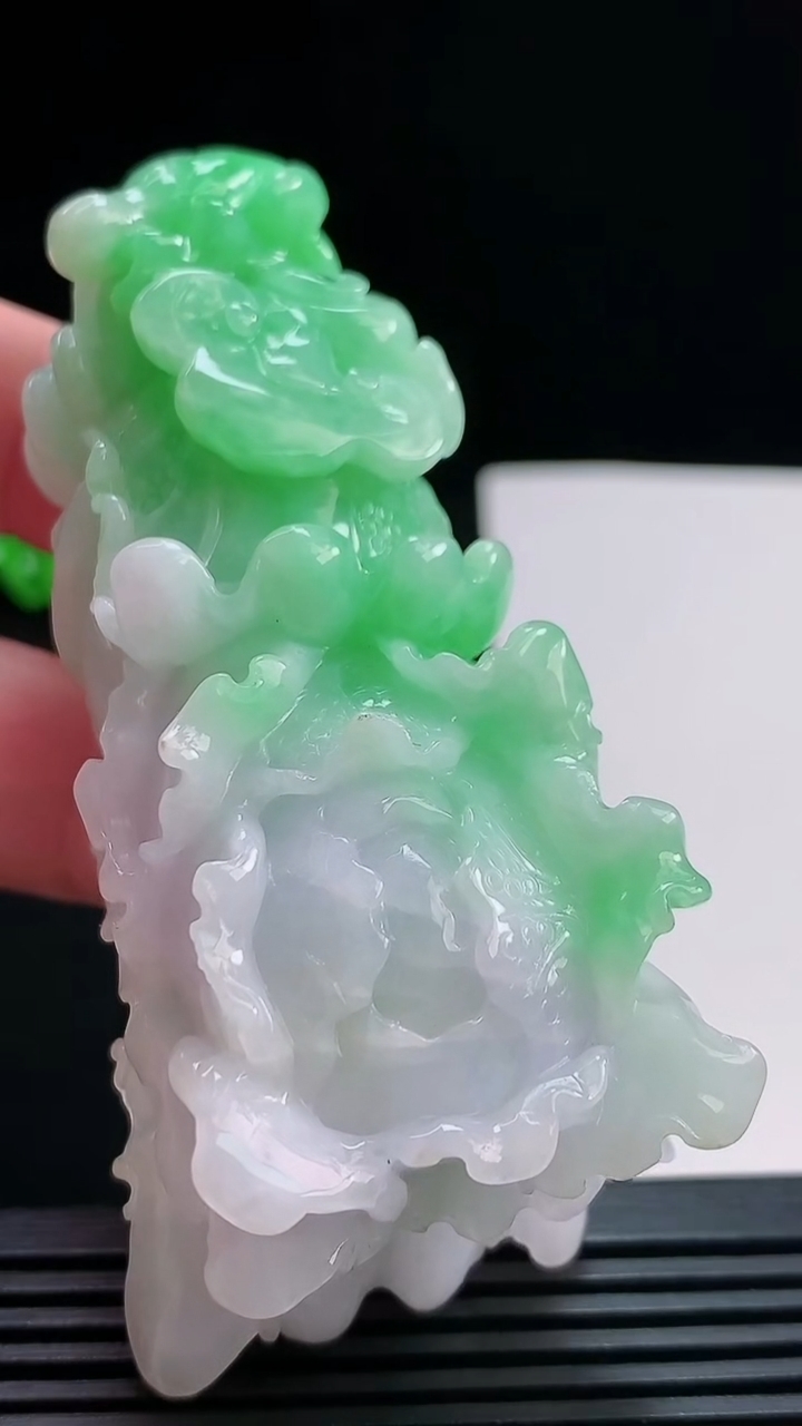天然A货翡翠白菜手把件，尺寸82-35-34.6 重量:123.89g
7月25日