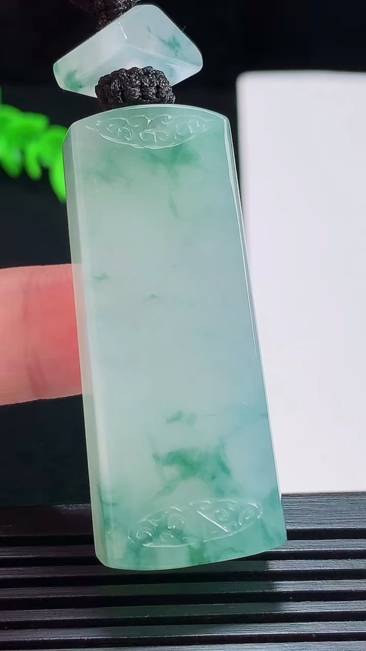 天然A货翡翠种飘花仿古无事牌吊坠，尺寸48-18.6-11.6 重量:38.14g
7月25日