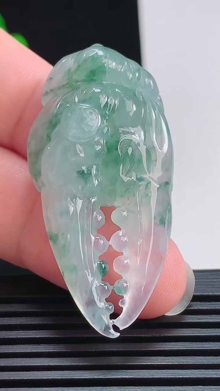 天然A货翡翠飘花富甲一方 蟹钳吊坠，尺寸48.5-24-11.5 重量:15.57g
7月25日