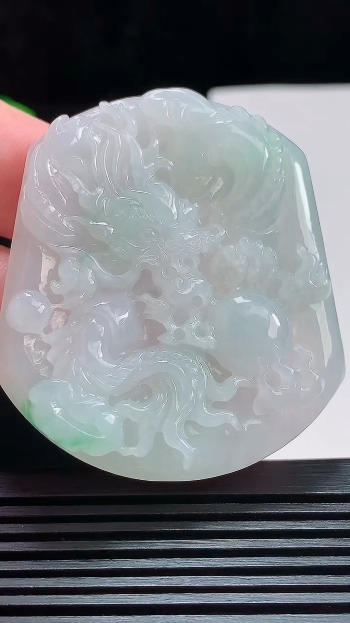 天然A货翡翠龙牌吊坠，尺寸53.8-47.5-5.8 重量:30.80g
7月25日