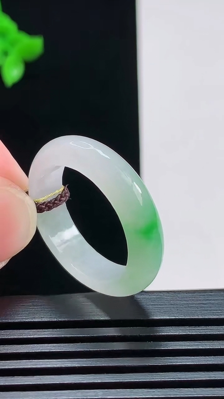 天然A货翡翠玉指环 戒指，尺寸19.8-5.6-3.2 重量:4.60g2026年7月25日
工厂直销收藏佳品,种好水足，色泽均匀，有种有色，上手高大气！