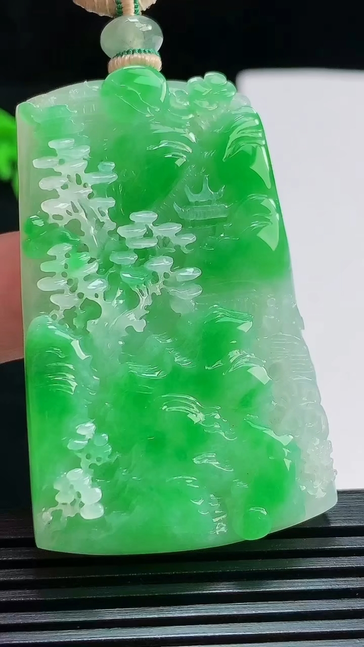 天然A货翡翠山水牌吊坠，尺寸54-34-8 重量:37.41g
7月25日