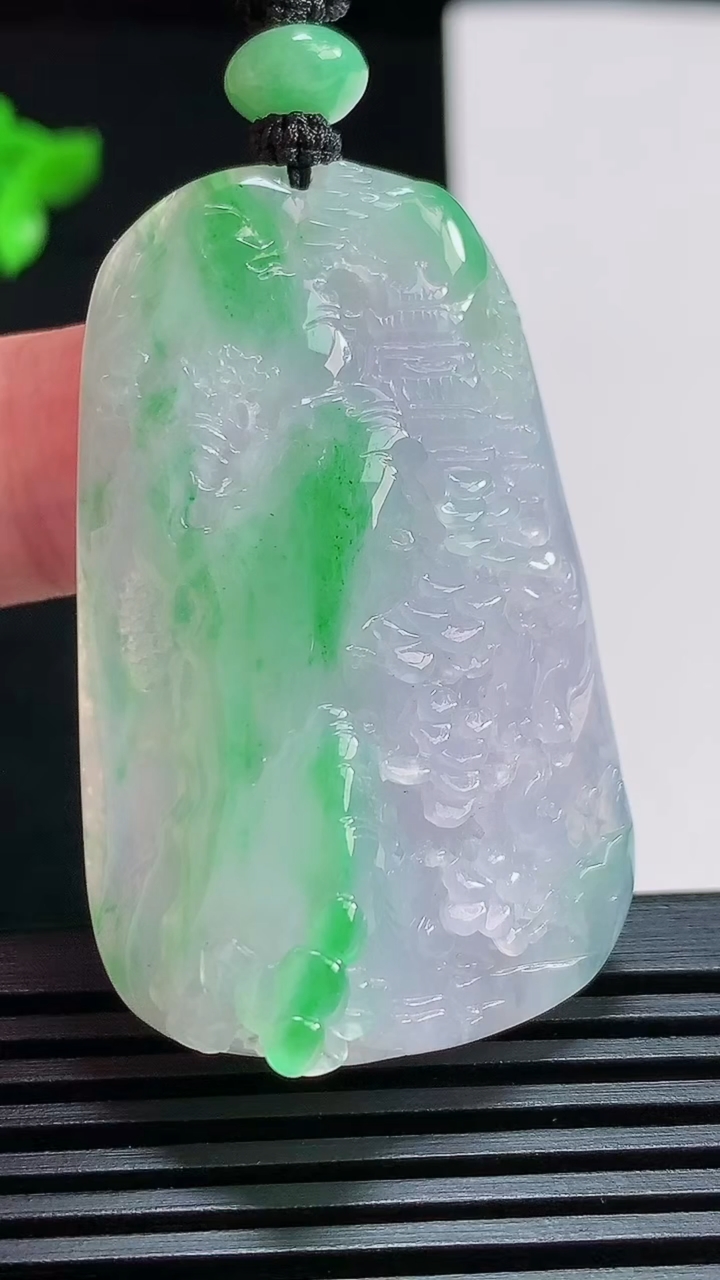天然A货翡翠山水牌吊坠，尺寸45.5-30-13 重量:27.57g
7月25日