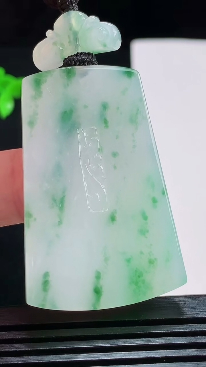天然A货翡翠冰种飘花仿古无事牌吊坠，尺寸46-30-5.5 重量:26.18g
7月25日