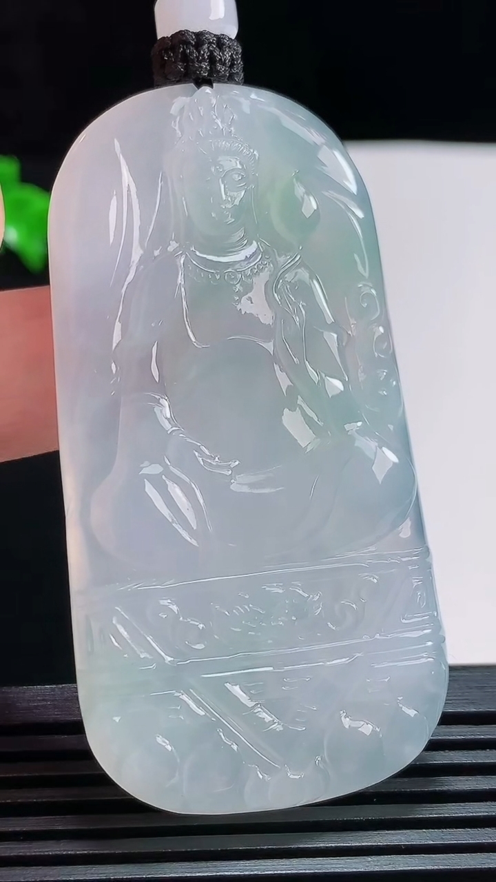 天然A货翡翠大势至菩萨吊坠，尺寸62-31.6-5.6 重量:32.37g
7月25日