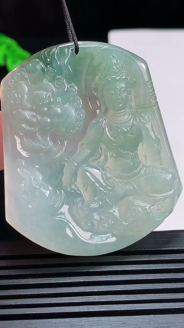 天然A货翡翠飘花文殊菩萨吊坠，尺寸53-45.6-5 重量:26.43g
7月25日