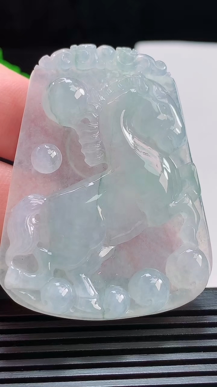 天然A货翡翠飘花生肖马牌吊坠，尺寸54-41.5-7.5 重量:33.20g
7月25日