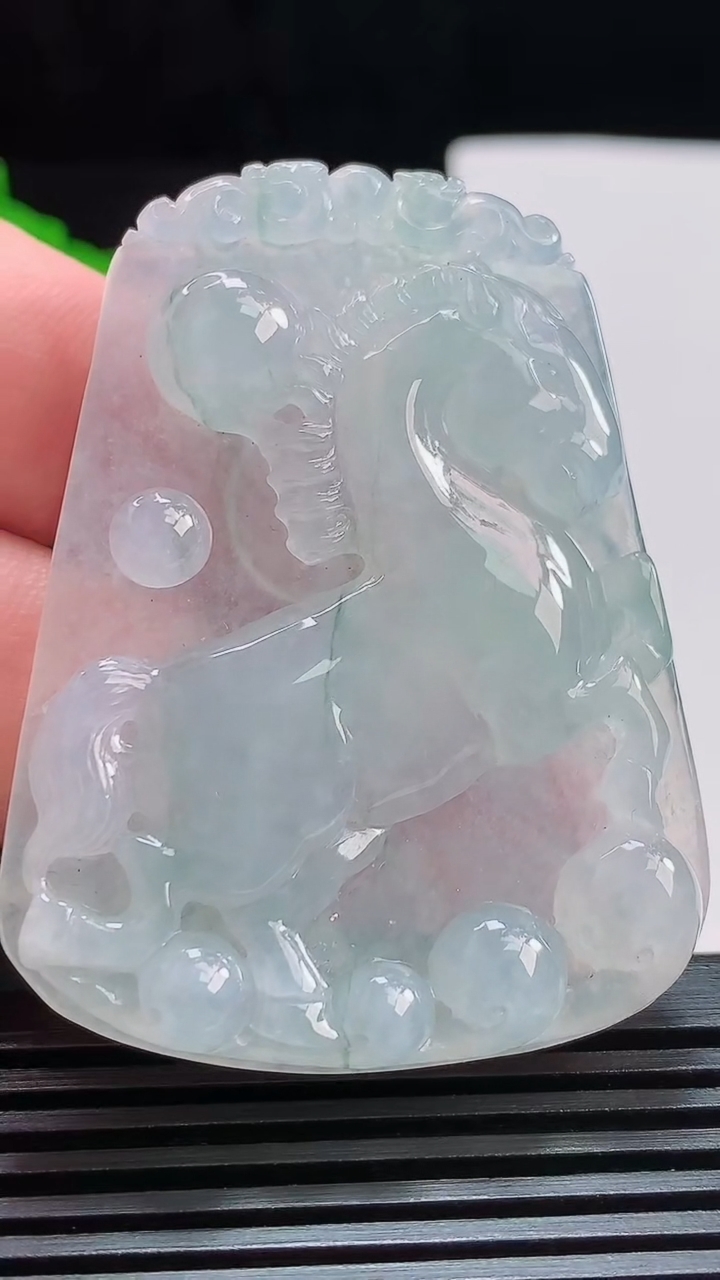 天然A货翡翠飘花生肖马牌吊坠，尺寸54-41.5-7.5 重量:33.20g
7月25日
