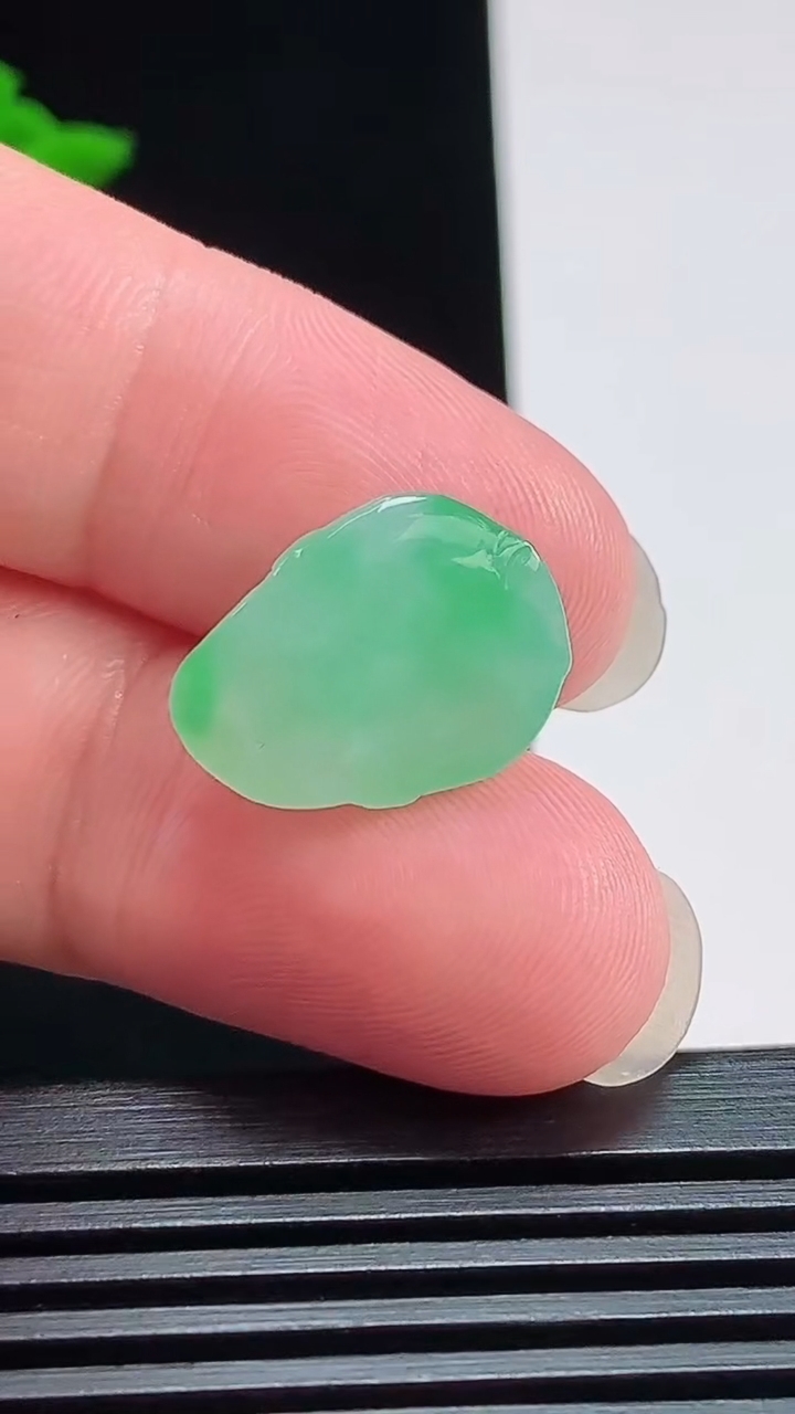 天然A货翡翠金蟾吊坠，尺寸17.6-13-7.8 重量:2.86g
7月25日