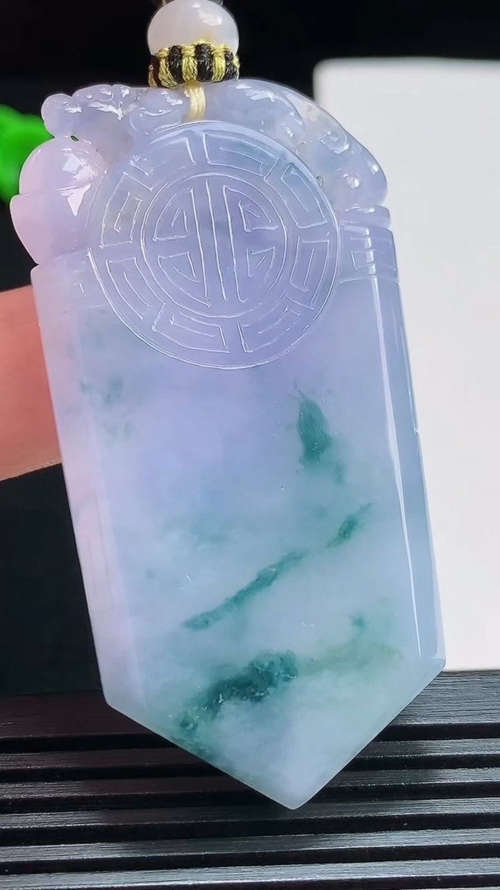 天然A货翡翠种紫罗兰 飘花仿古无事牌吊坠，尺寸57.5-31-6 重量:32.37g
7月25日