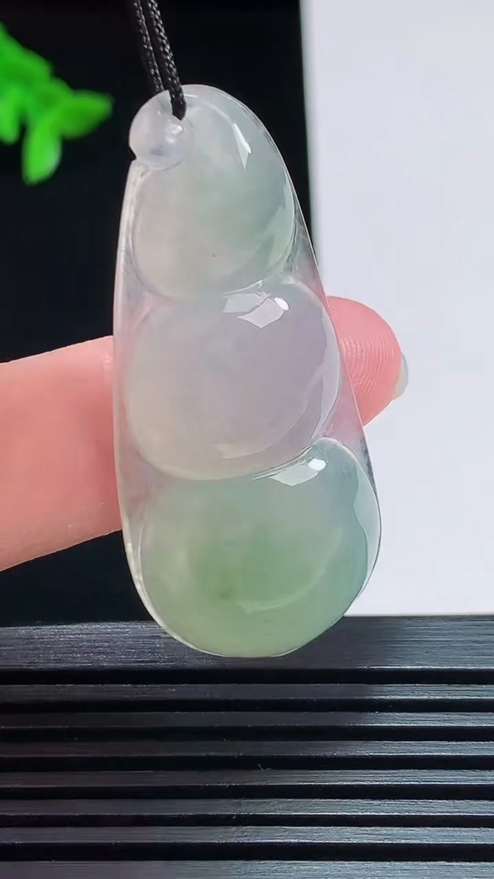 天然A货翡翠飘花福豆吊坠，尺寸46-20.6-6 重量:10.00g
7月25日