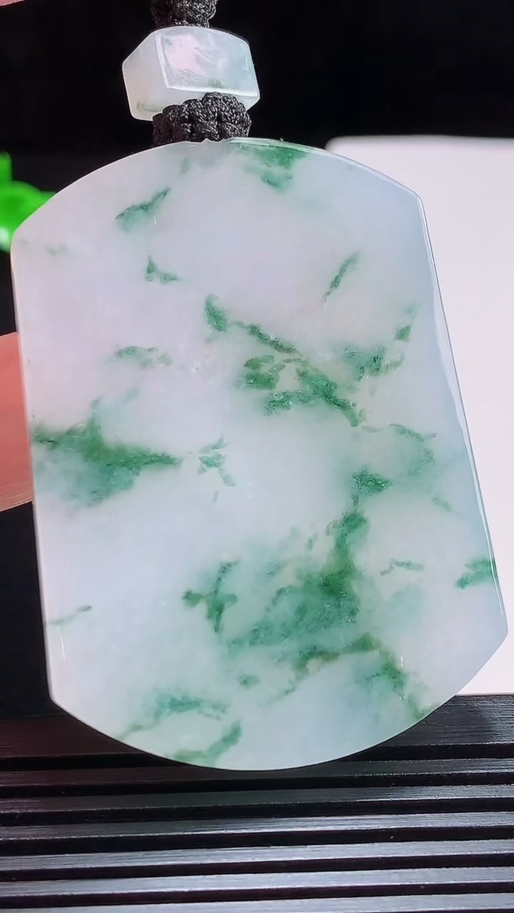 天然A货翡翠种飘花无事牌吊坠，尺寸53-38-5.8 重量:40.00g
7月25日
