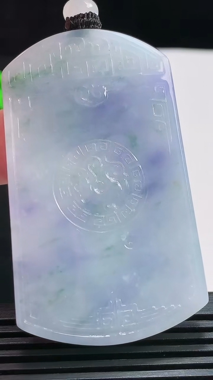 天然A货翡翠紫罗兰 飘花仿古无事牌吊坠，尺寸58.6-35.5-6.8 重量:42.64g
7月25日
