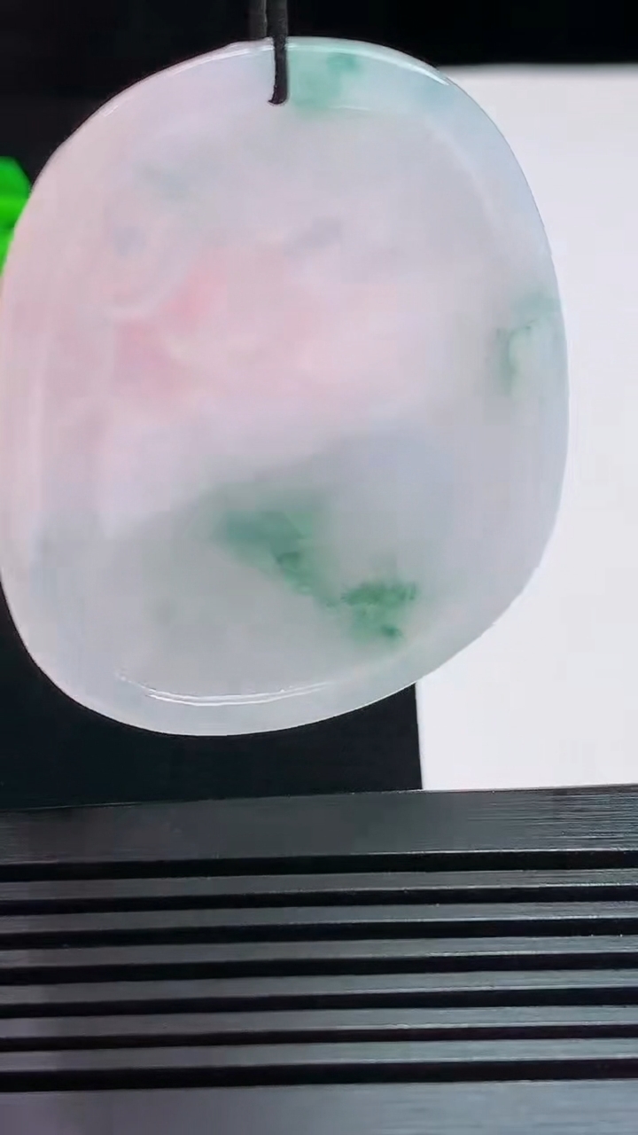 天然A货翡翠飘花生肖兔牌吊坠，尺寸51-41-5.2 重量:20.00g
7月25日