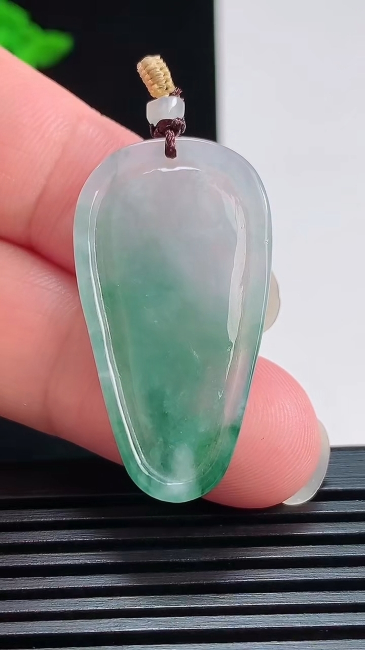 天然A货翡翠虚空藏菩萨吊坠，尺寸36-19.6-4 重量:5.00g
7月25日