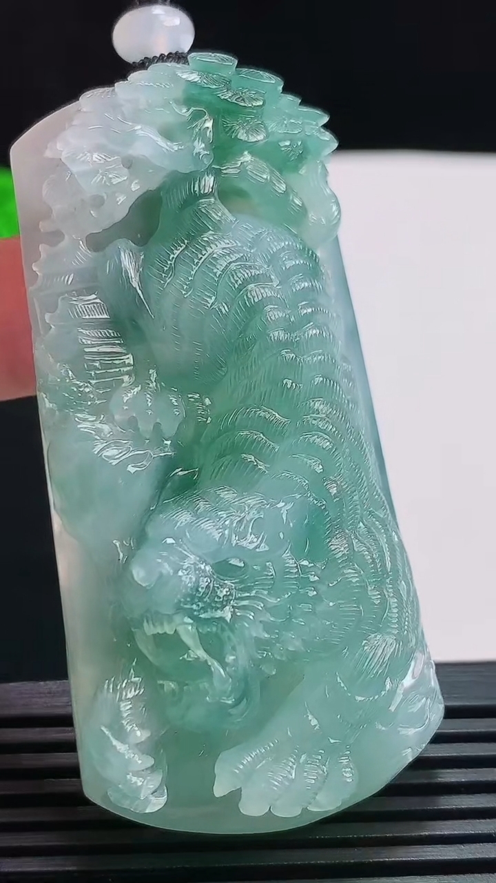 天然A货翡翠种飘花生肖虎牌吊坠，尺寸67-32.6-13.5 重量:58.07g
7月25日