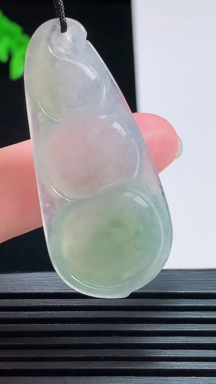 天然A货翡翠飘花福豆吊坠，尺寸46-20.6-6 重量:10.00g
7月25日