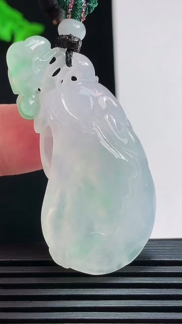 天然A货翡翠福瓜吊坠，尺寸49.5-24-6.5 重量:15.91g
7月25日