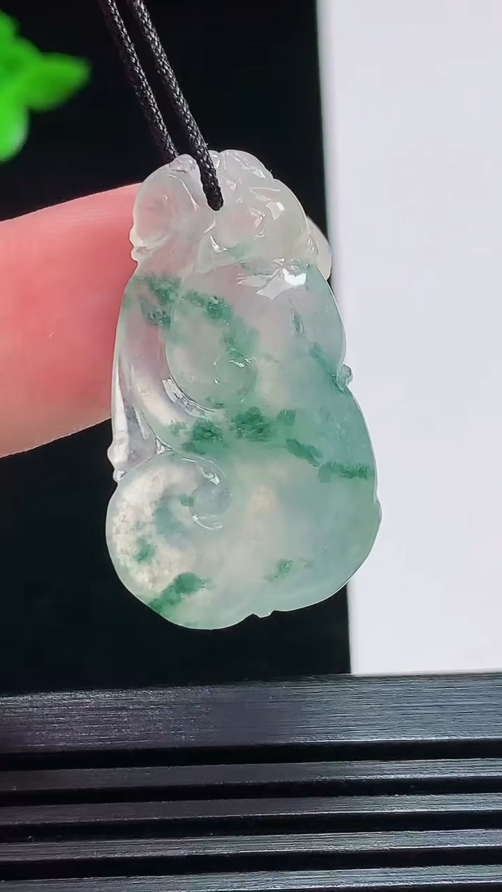 天然A货翡翠冰种飘花如意吊坠，尺寸30-18-5 重量:4.51g
7月25日