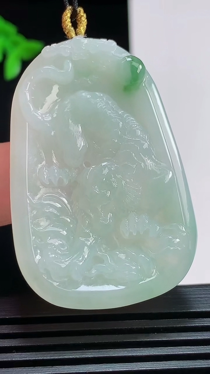 天然A货翡翠生肖虎牌吊坠，尺寸48-31.6-6 重量:20.00g
7月25日