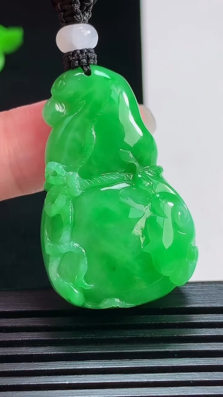 天然A货翡翠葫芦吊坠，尺寸38-24.3-14 重量:25.57g
7月25日