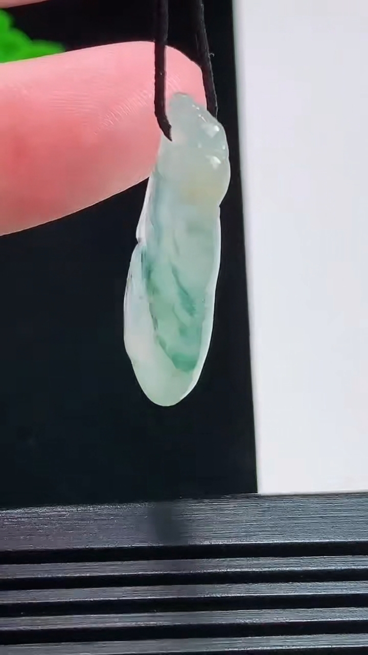 天然A货翡翠冰种飘花如意吊坠，尺寸30-18-5 重量:4.51g
7月25日