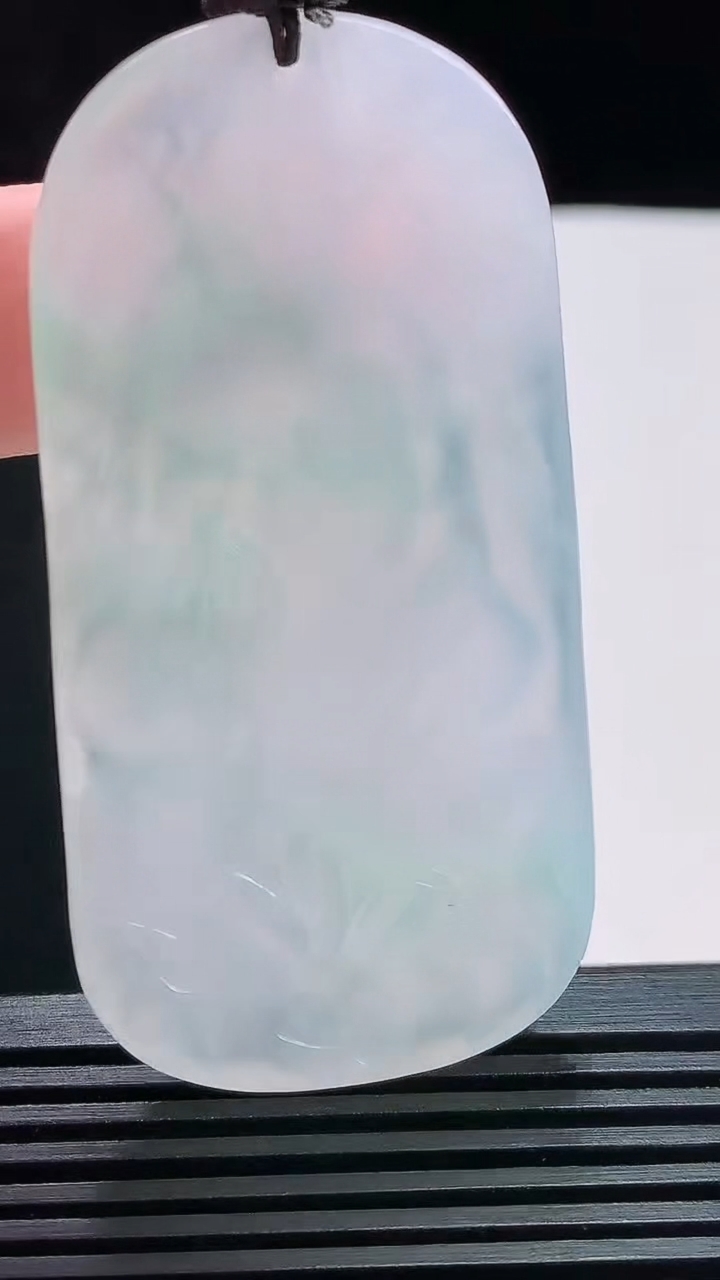 天然A货翡翠大势至菩萨吊坠，尺寸62-31.6-5.6 重量:32.37g
7月25日