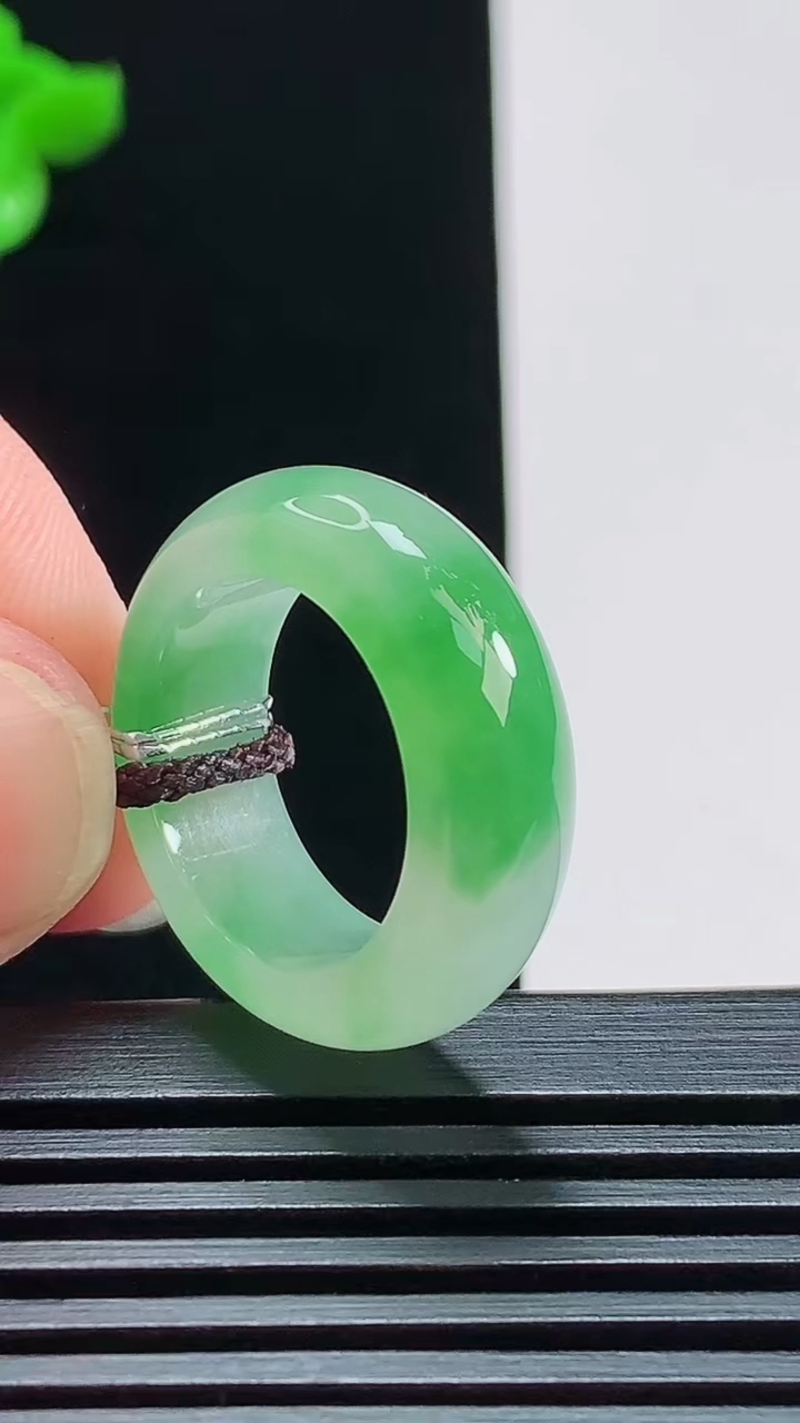 天然A货翡翠玉指环 戒指，尺寸15.5-7-3.8 重量:5.29g2026年7月25日
工厂直销收