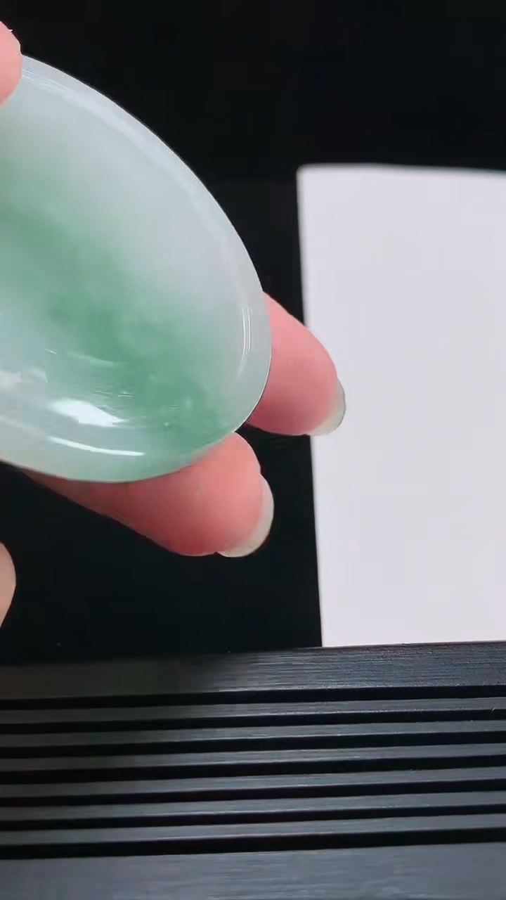 天然A货翡翠山水牌吊坠，尺寸56.5-5.6 重量:40.58g
7月25日