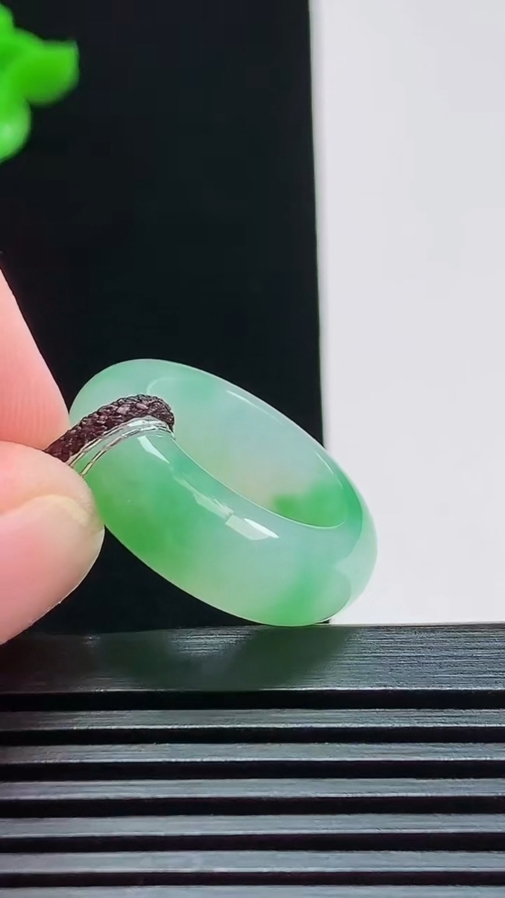 天然A货翡翠玉指环 戒指，尺寸15.5-7-3.8 重量:5.29g2026年7月25日
工厂直销收藏佳品,种好水足，色泽均匀，有种有色，上手高大气！