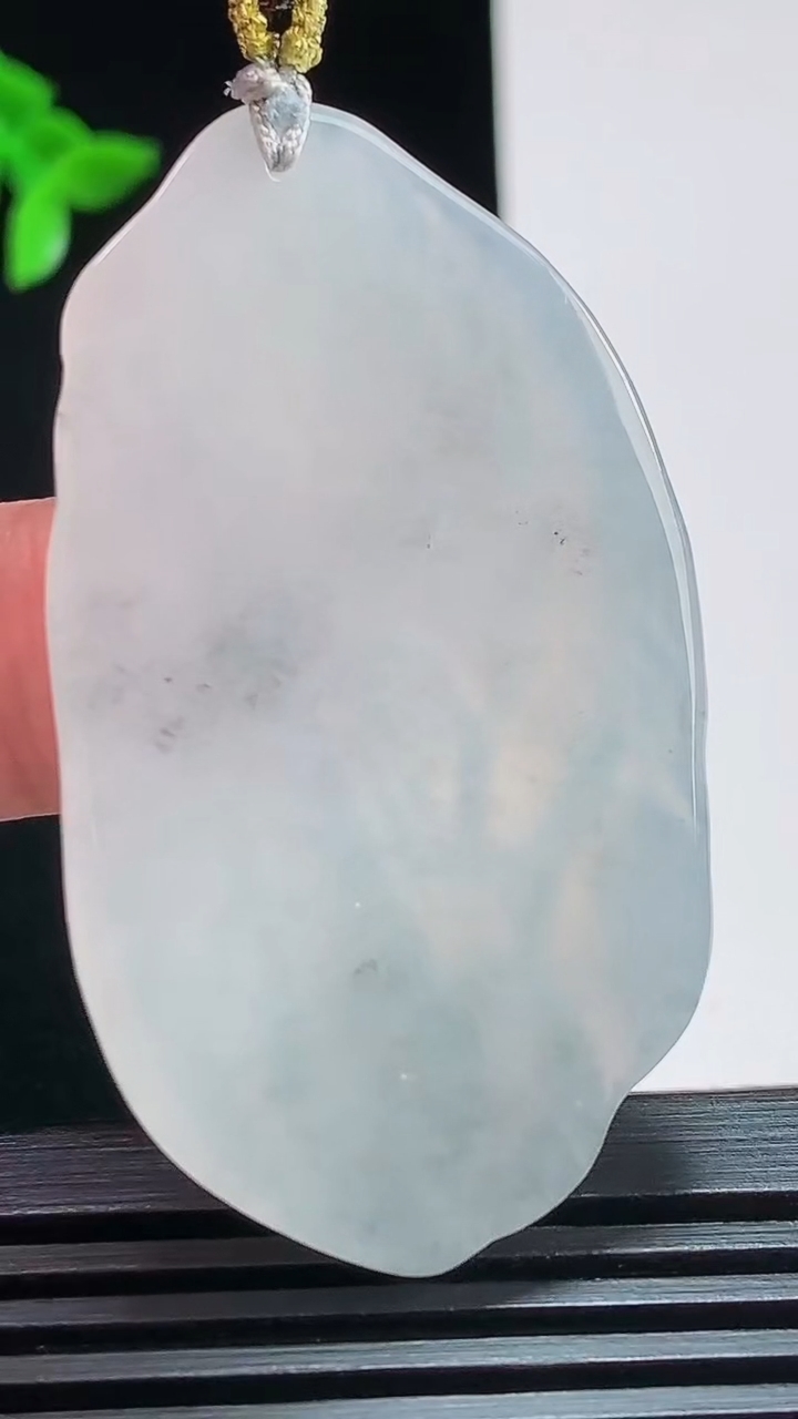 天然A货翡翠乌鸡种达摩祖师吊坠，尺寸52-29.3-5.8 重量:18.65g
7月25日