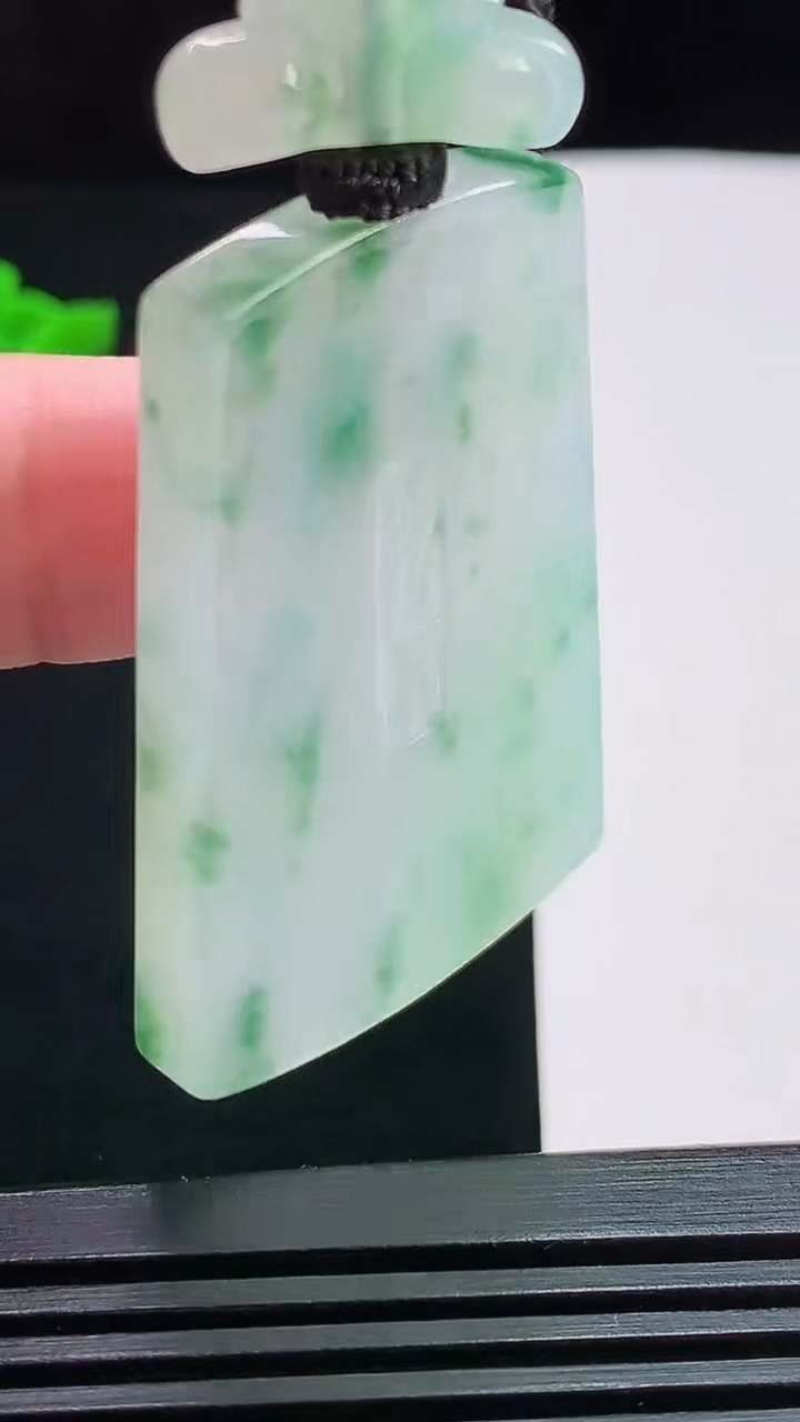 天然A货翡翠冰种飘花仿古无事牌吊坠，尺寸46-30-5.5 重量:26.18g
7月25日