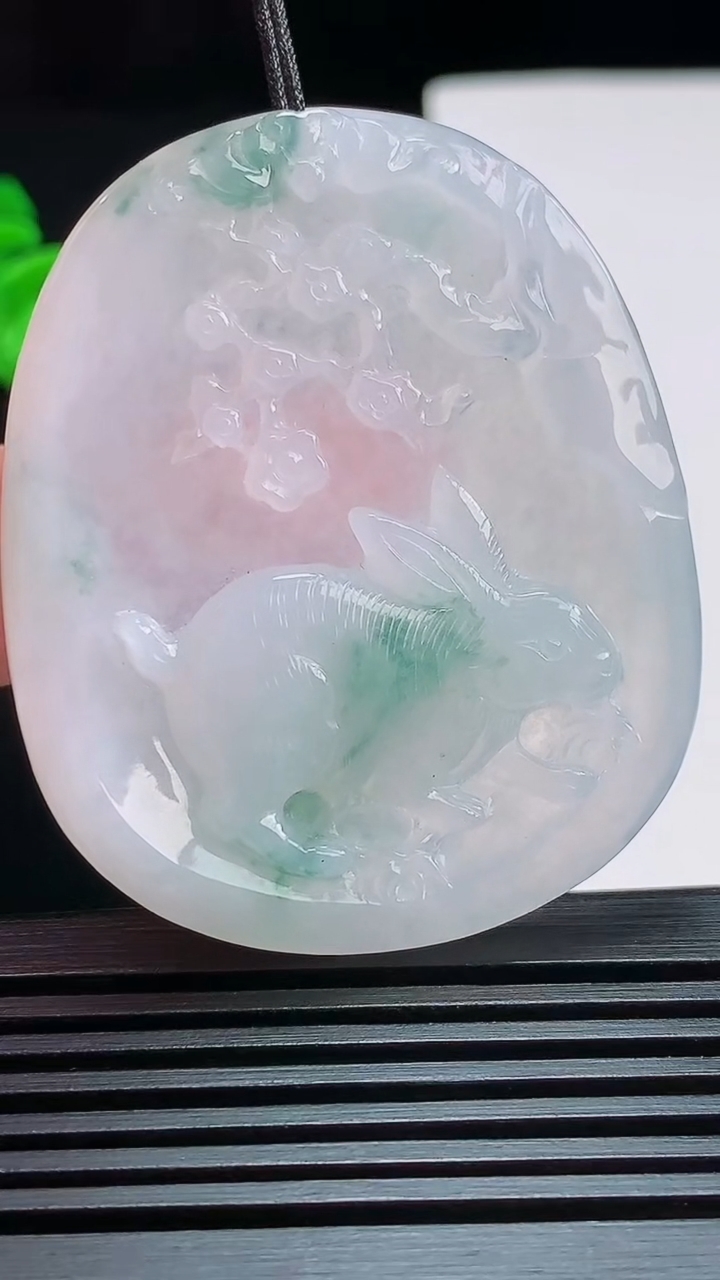 天然A货翡翠飘花生肖兔牌吊坠，尺寸51-41-5.2 重量:20.00g
7月25日