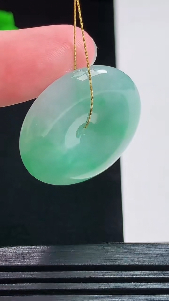 天然A货翡翠平安扣吊坠，尺寸30-6.2 重量:11.75g
7月25日