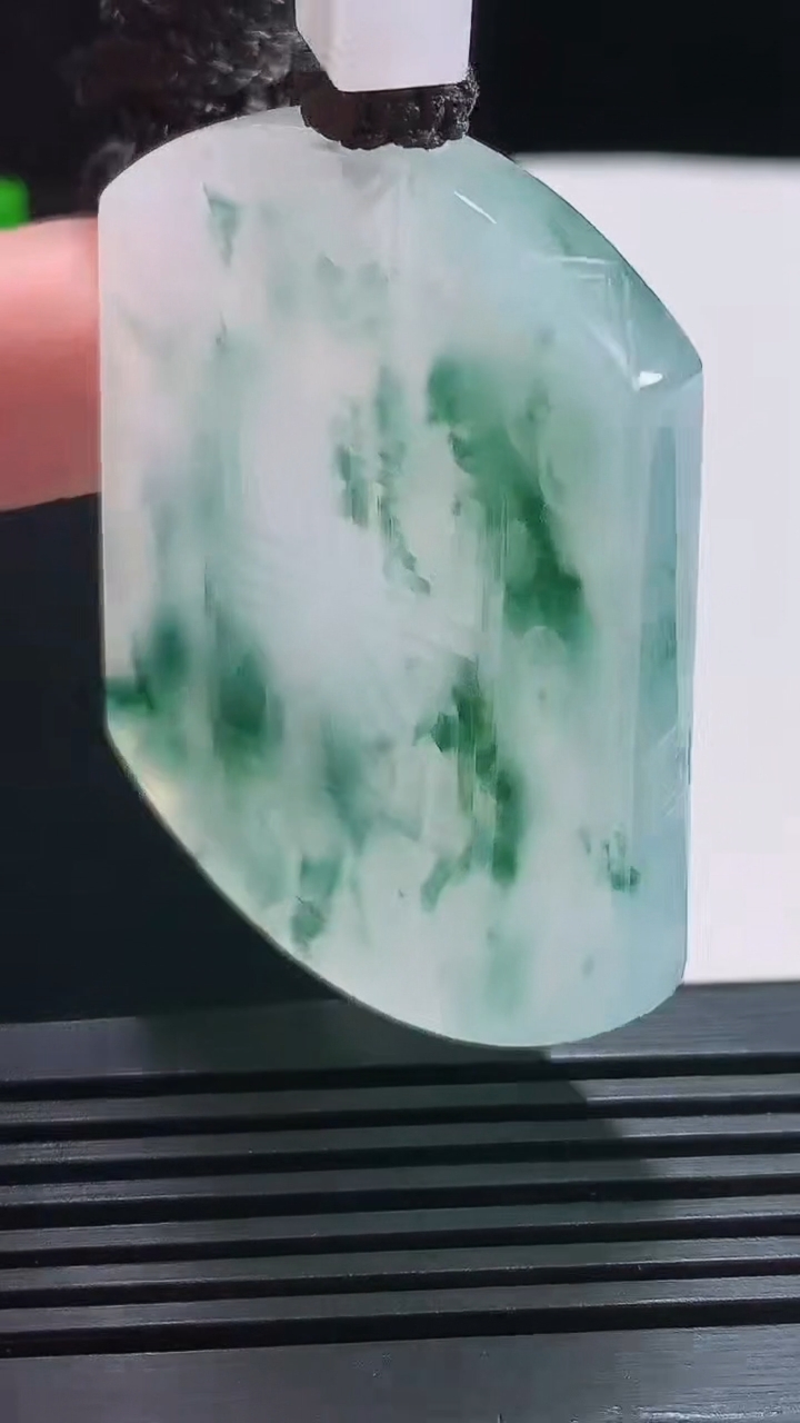 天然A货翡翠种飘花仿古无事牌吊坠，尺寸52-41.5-5.8 重量:37.60g
7月25日