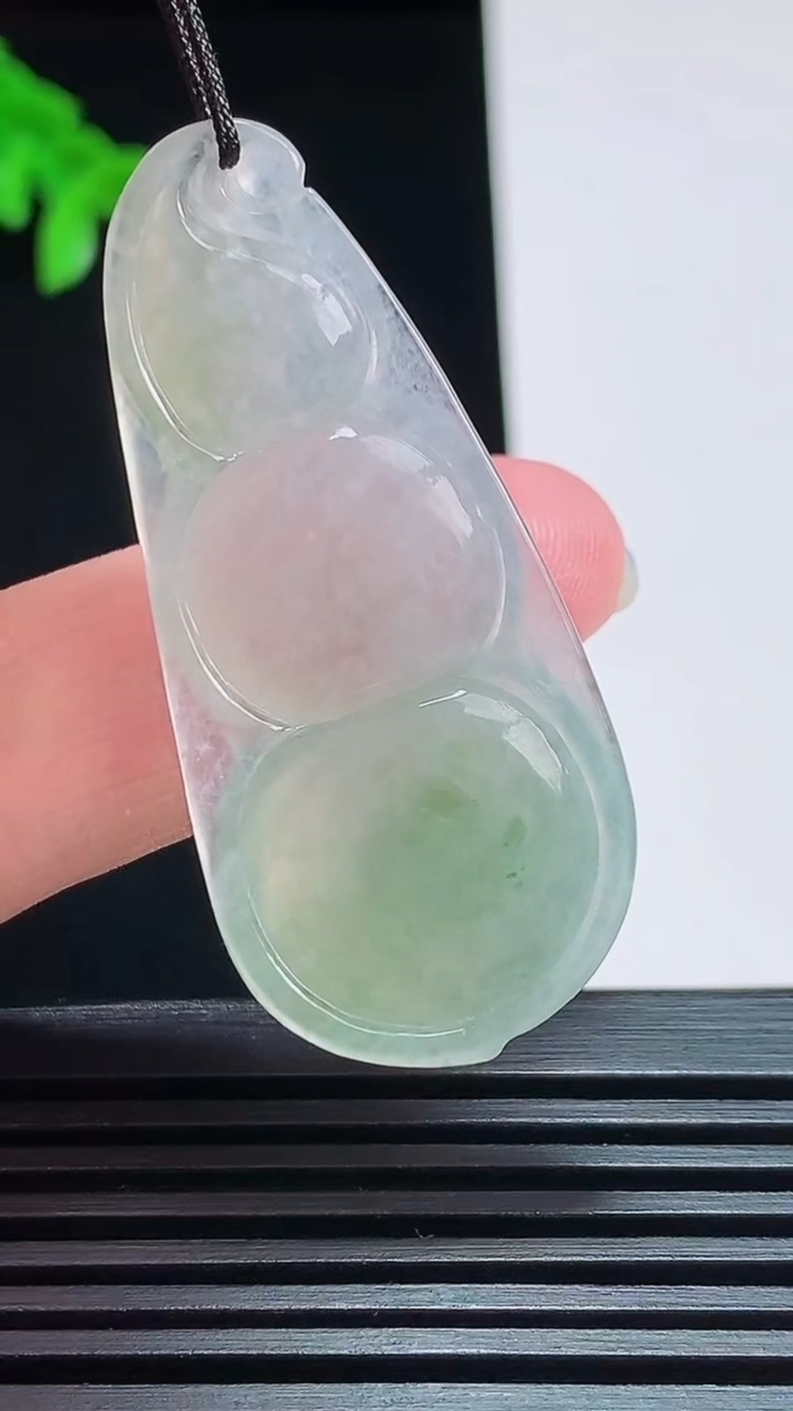 天然A货翡翠飘花福豆吊坠，尺寸46-20.6-6 重量:10.00g
7月25日