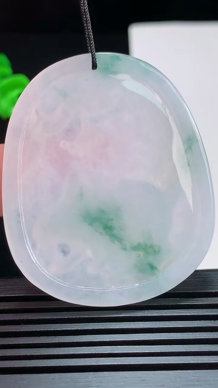 天然A货翡翠飘花生肖兔牌吊坠，尺寸51-41-5.2 重量:20.00g
7月25日