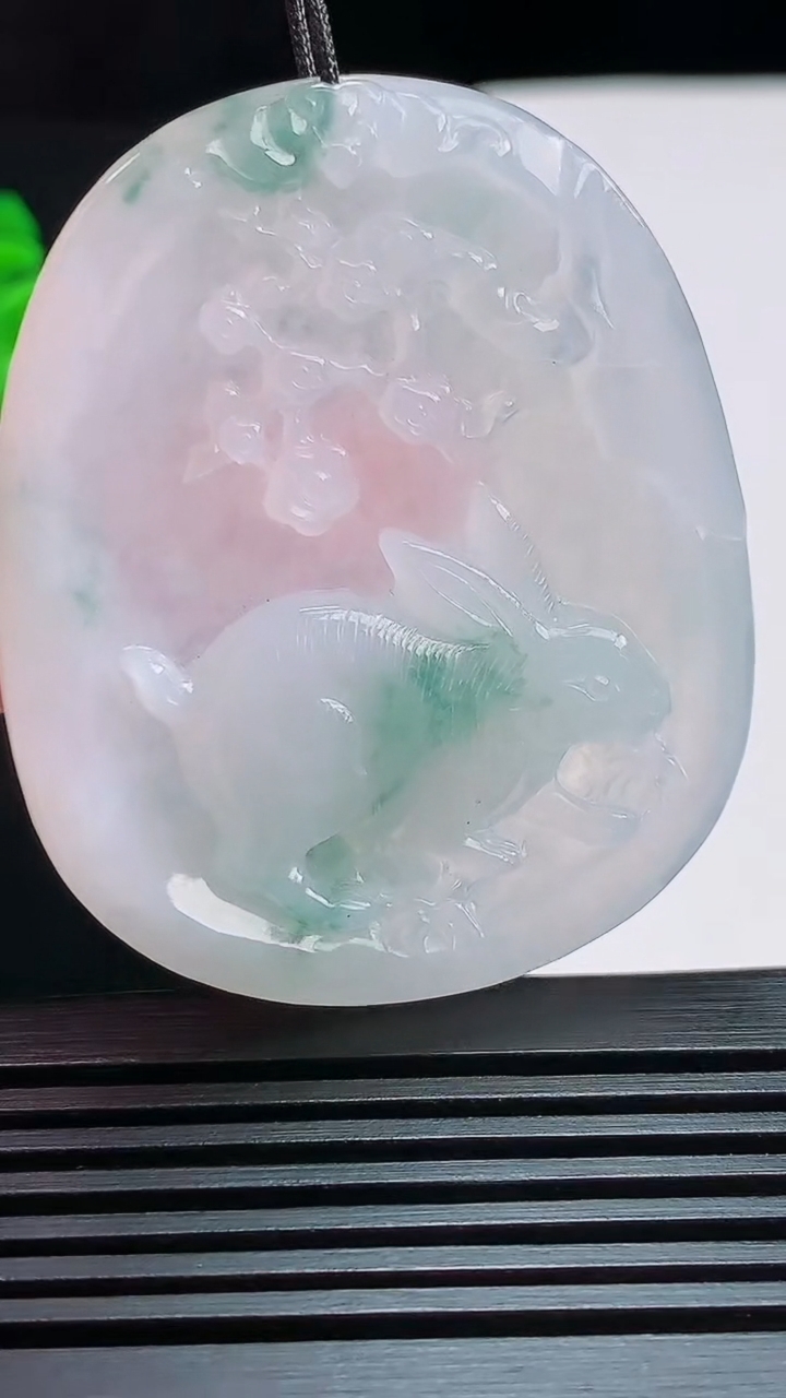天然A货翡翠飘花生肖兔牌吊坠，尺寸51-41-5.2 重量:20.00g
7月25日