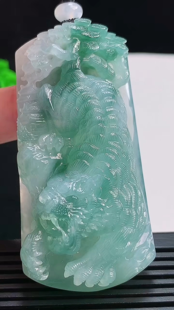 天然A货翡翠种飘花生肖虎牌吊坠，尺寸67-32.6-13.5 重量:58.07g
7月25日