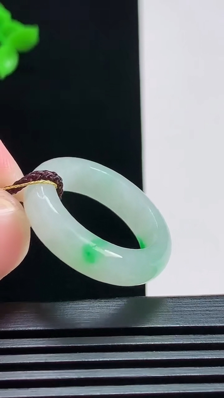 天然A货翡翠玉指环 戒指，尺寸17.8-5.5-3.5 重量:4.30g2026年7月25日
工厂直销收藏佳品,种好水足，色泽均匀，有种有色，上手高大气！