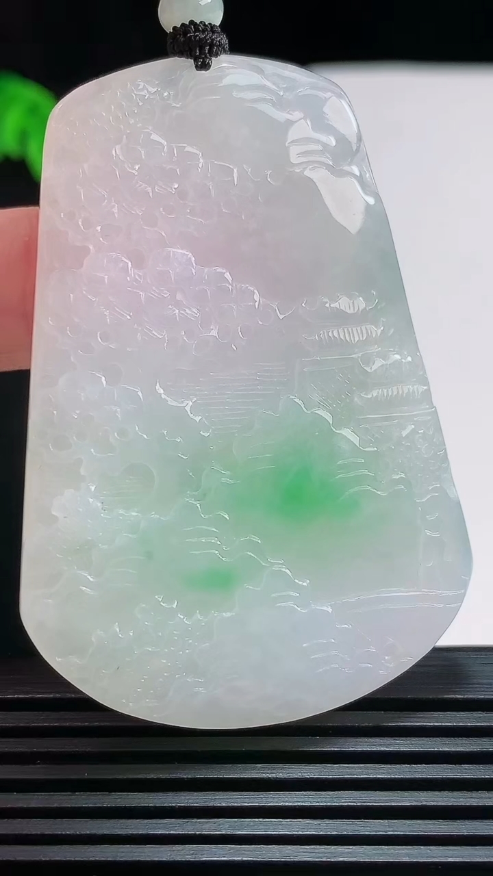 天然A货翡翠山水牌吊坠，尺寸58-40-6 重量:33.75g
7月25日