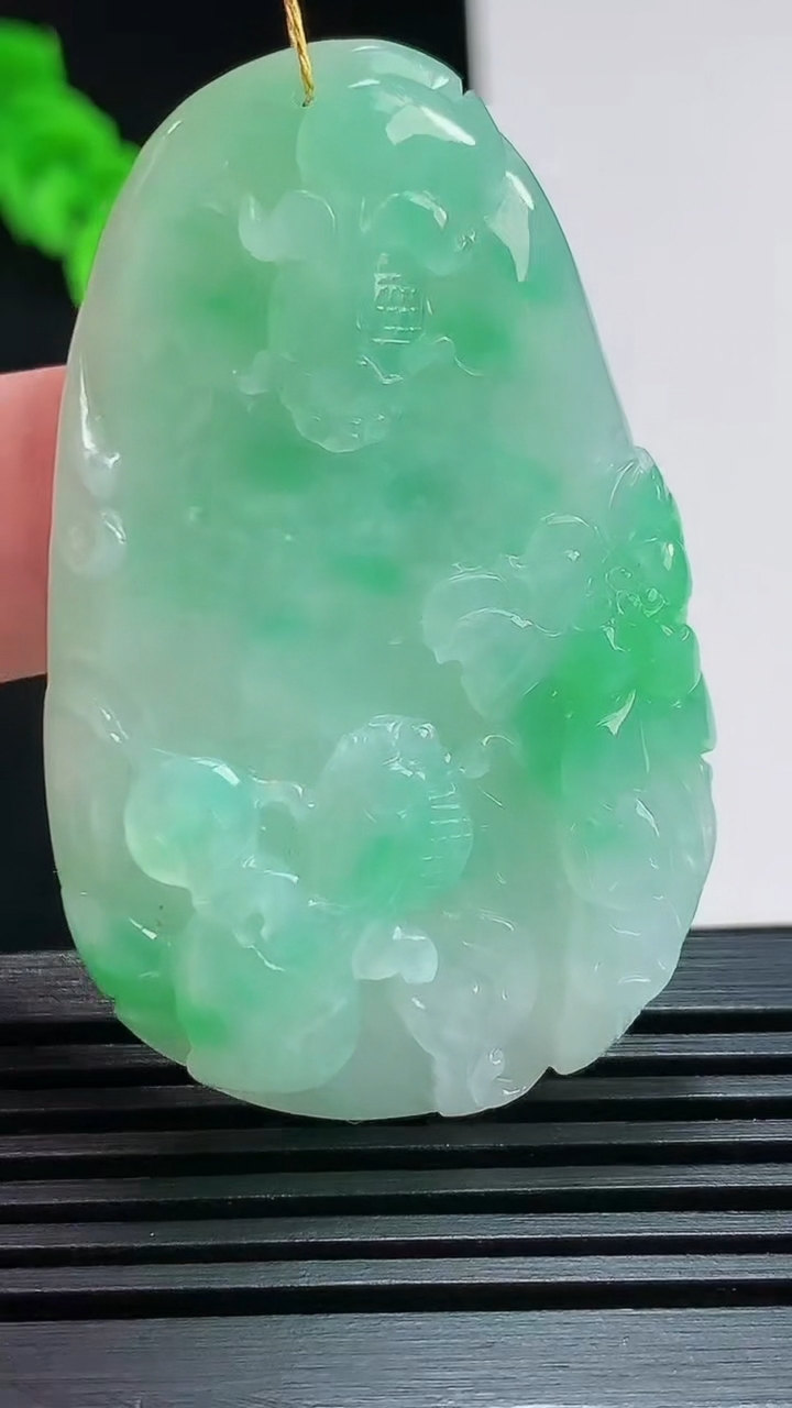 天然A货翡翠年年有余吊坠，尺寸51-32-8 重量:23.22g
7月25日