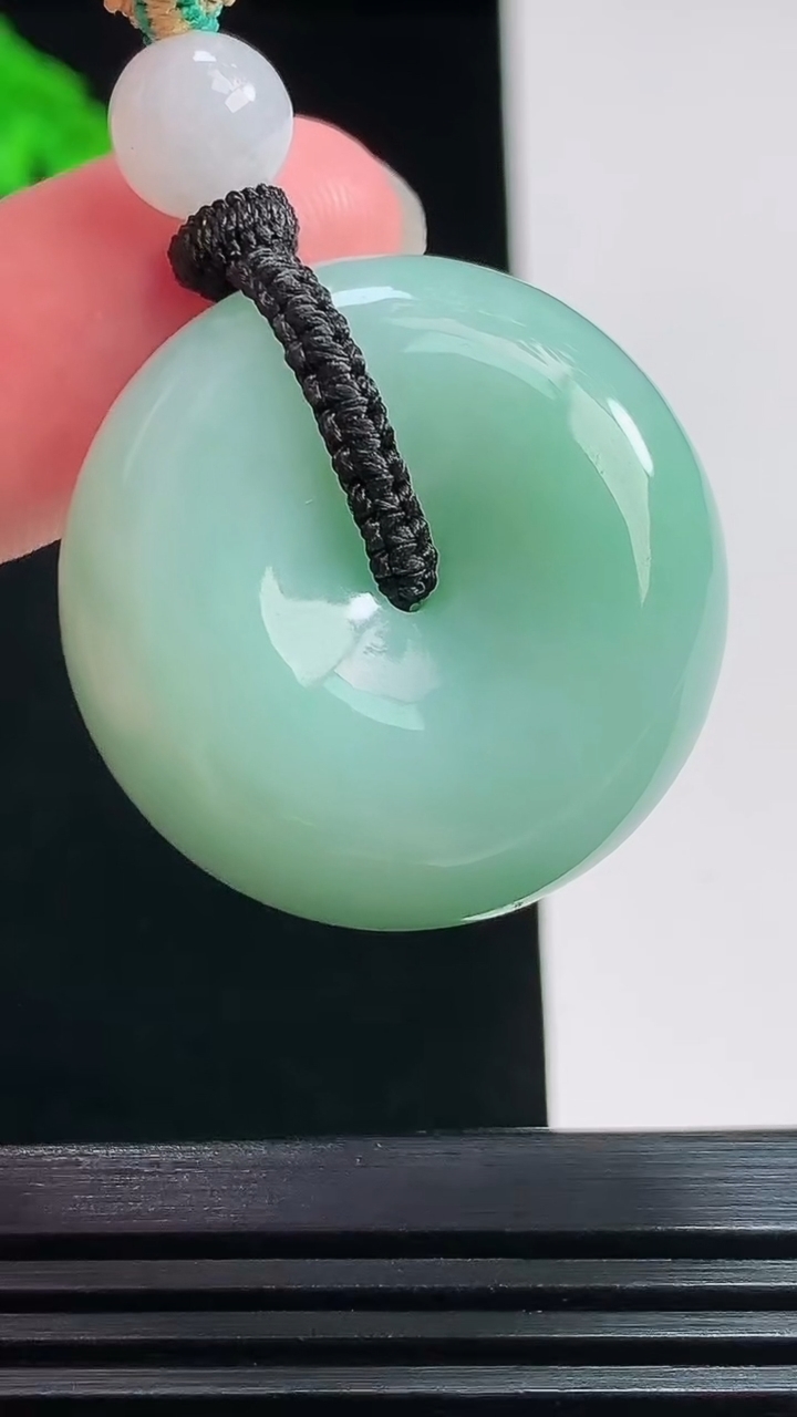 天然A货翡翠平安扣吊坠，尺寸29-12 重量:24.30g
7月25日