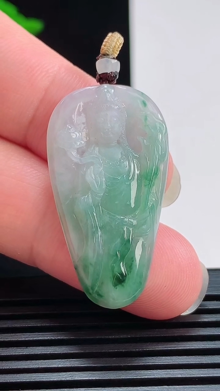天然A货翡翠虚空藏菩萨吊坠，尺寸36-19.6-4 重量:5.00g
7月25日