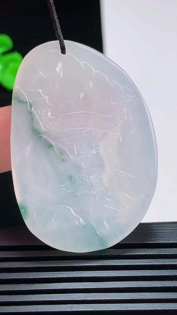 天然A货翡翠飘花虚空藏菩萨吊坠，尺寸45.8-31.5-4.8 重量:15.61g
7月25日