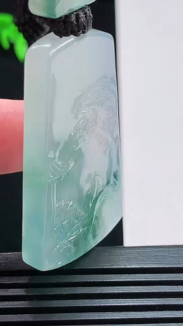 天然A货翡翠种飘花山水牌吊坠，尺寸45-35.6-5.8 重量:22.38g
7月25日