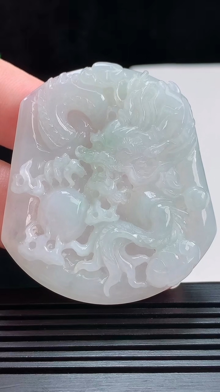 天然A货翡翠龙牌吊坠，尺寸54-48-5.6 重量:30.51g
7月25日