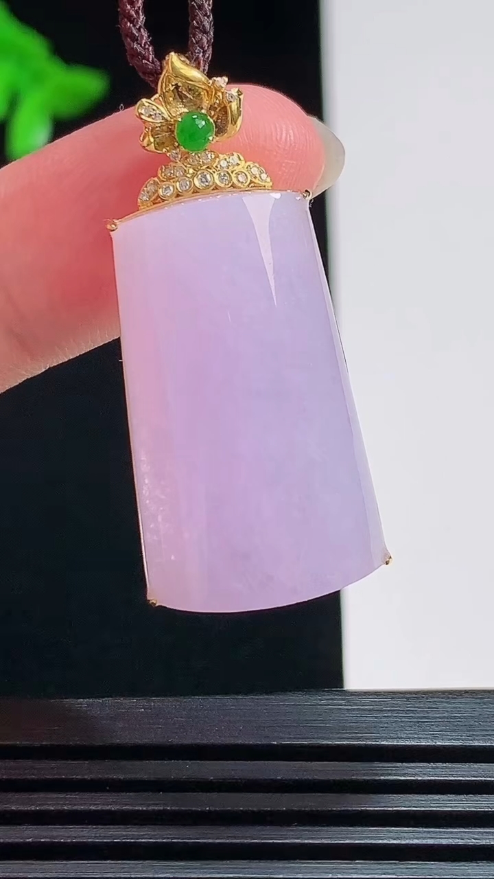 天然A货翡翠18k金紫罗兰无事牌吊坠，尺寸36.3-16.5-9，裸石27-16 重量:7.63g
