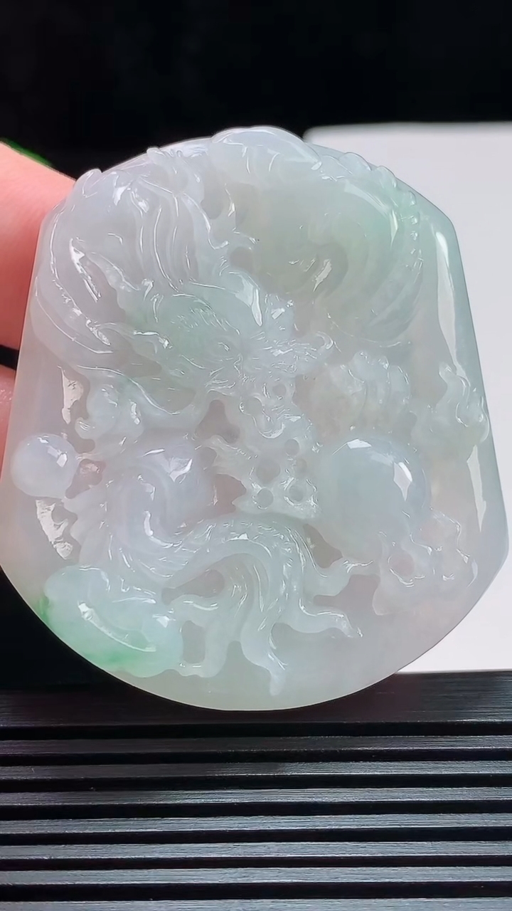 天然A货翡翠龙牌吊坠，尺寸53.8-47.5-5.8 重量:30.80g
7月25日