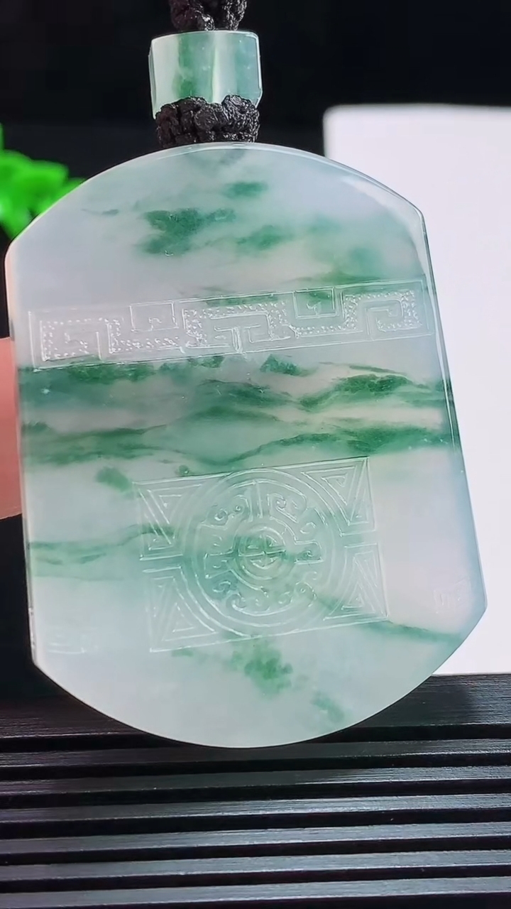 天然A货翡翠种飘花仿古无事牌吊坠，尺寸49-37.6-5.6 重量:37.15g
7月25日